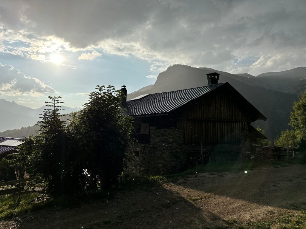 Un pré de la vallée de Bozel sous la pluie, montagnes dans la brume