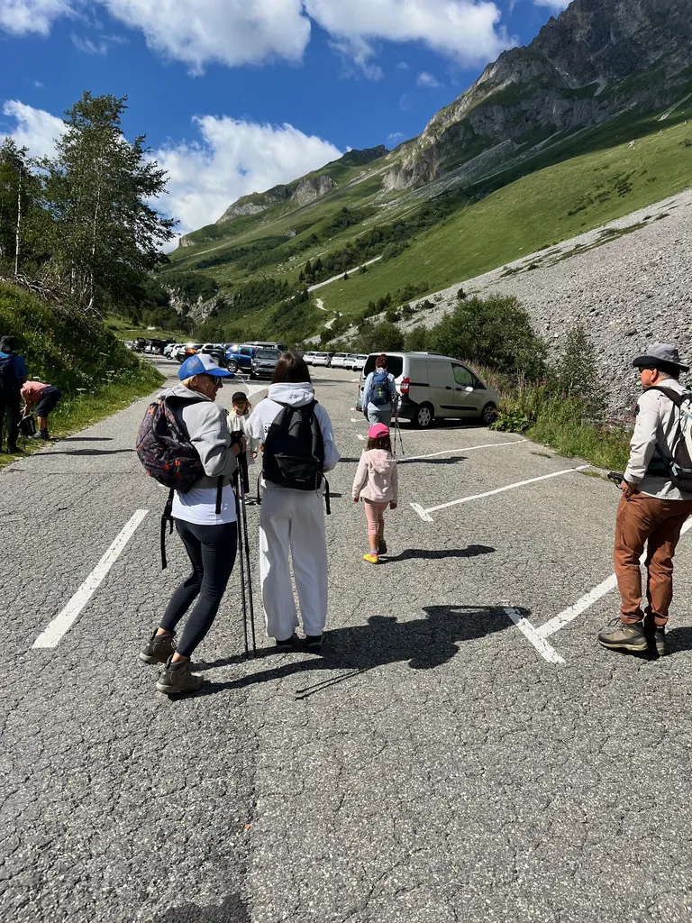 Famille au départ de la randonnée au parking des Prioux, Pralognan-la-Vanoise