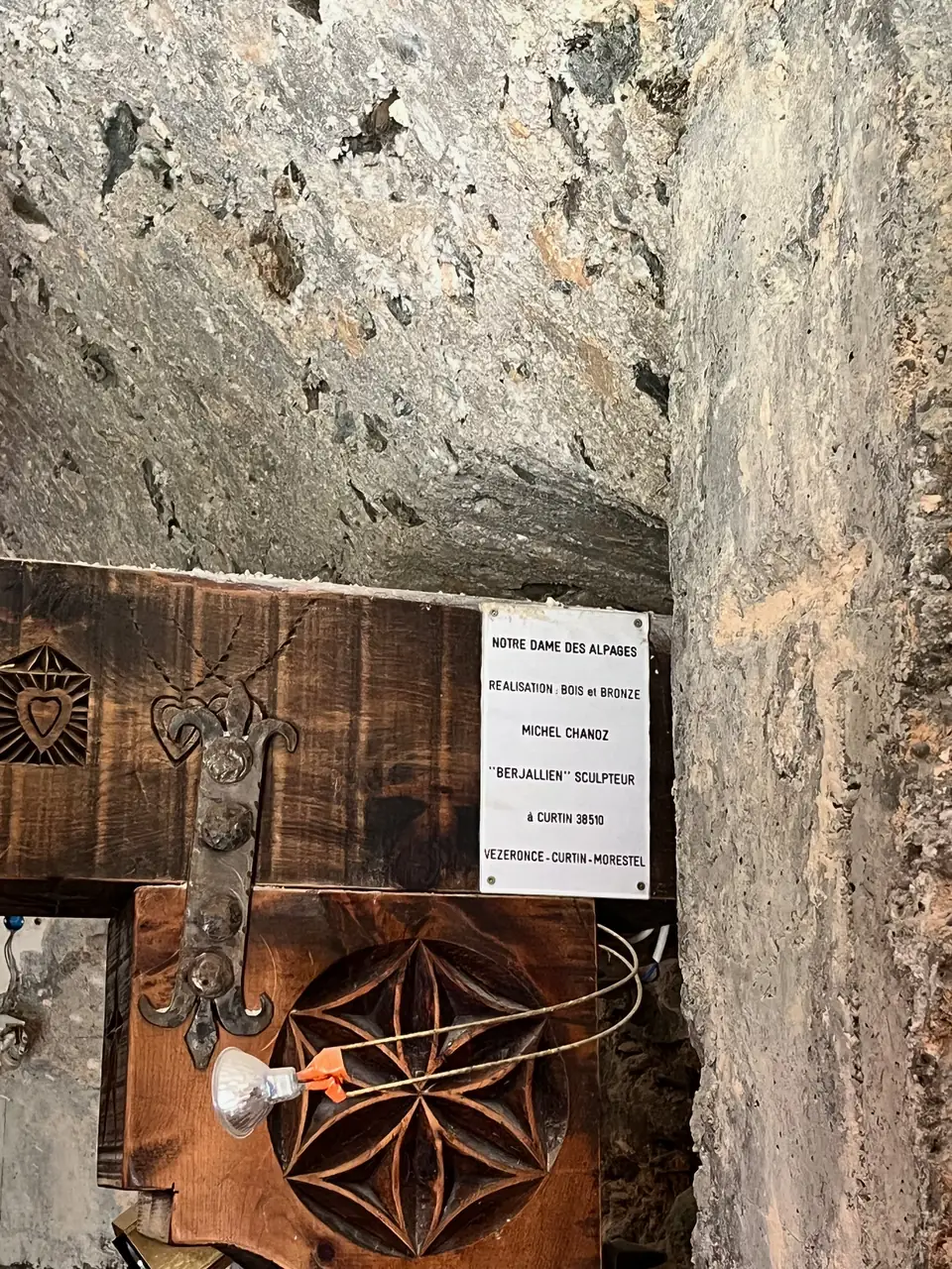 Intérieur en bois sculpté de la chapelle du Refuge du Roc