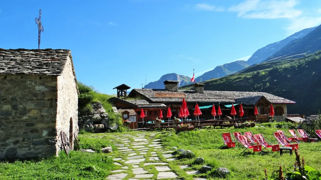 Le Refuge du Roc de la Pêche et sa chapelle dans le vallon de Chavière, Vanoise