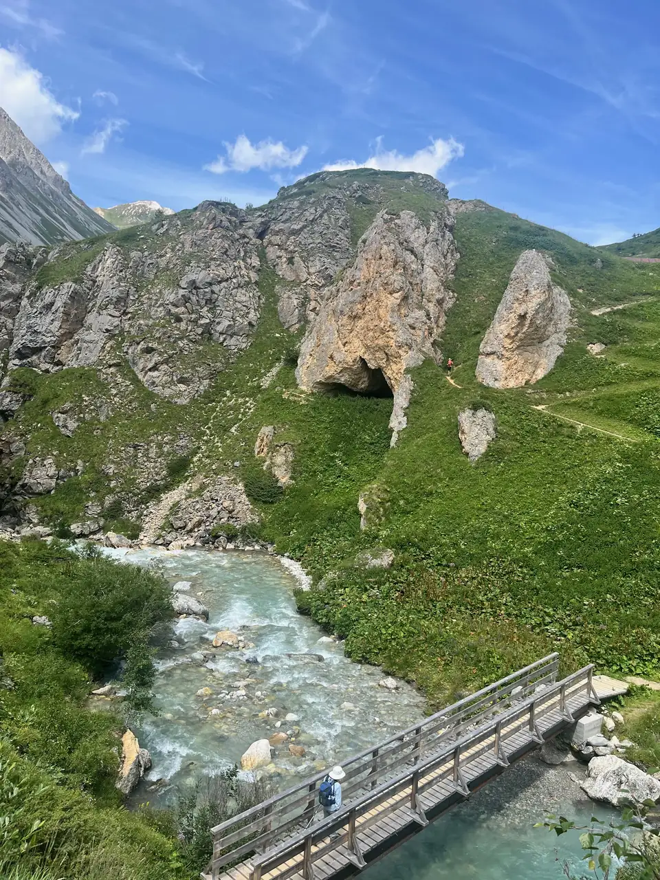 Torrent et passerelle en bois dans le vallon de Chavière, Vanoise