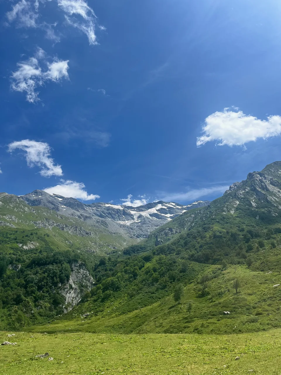 Vallon de Chavière et glaciers de la Vanoise sous le ciel d'été
