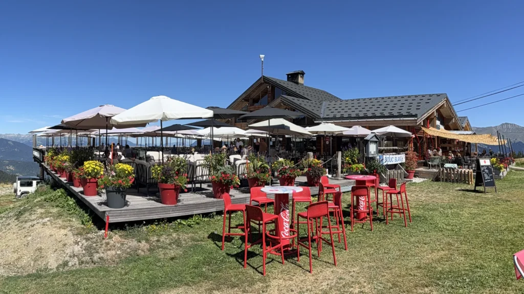 Chalet du Bouc Blanc et sa terrasse ensoleillee face aux alpages de Courchevel