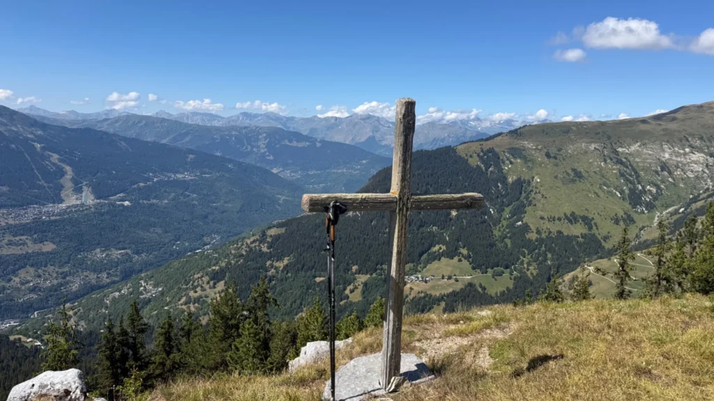 Croix de la Porcière avec panorama sur les sommets autour de la vallée de Bozel
