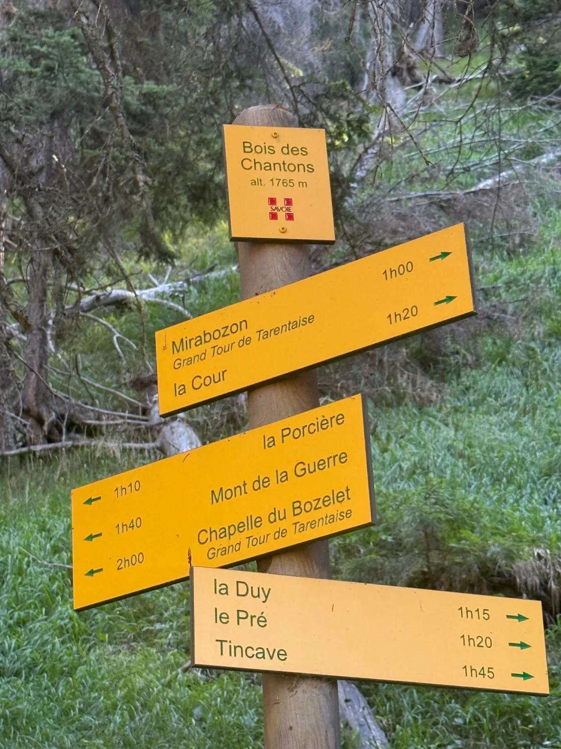 Panneau du Bois des Chantons à 1765 mètres sur le sentier de randonnée