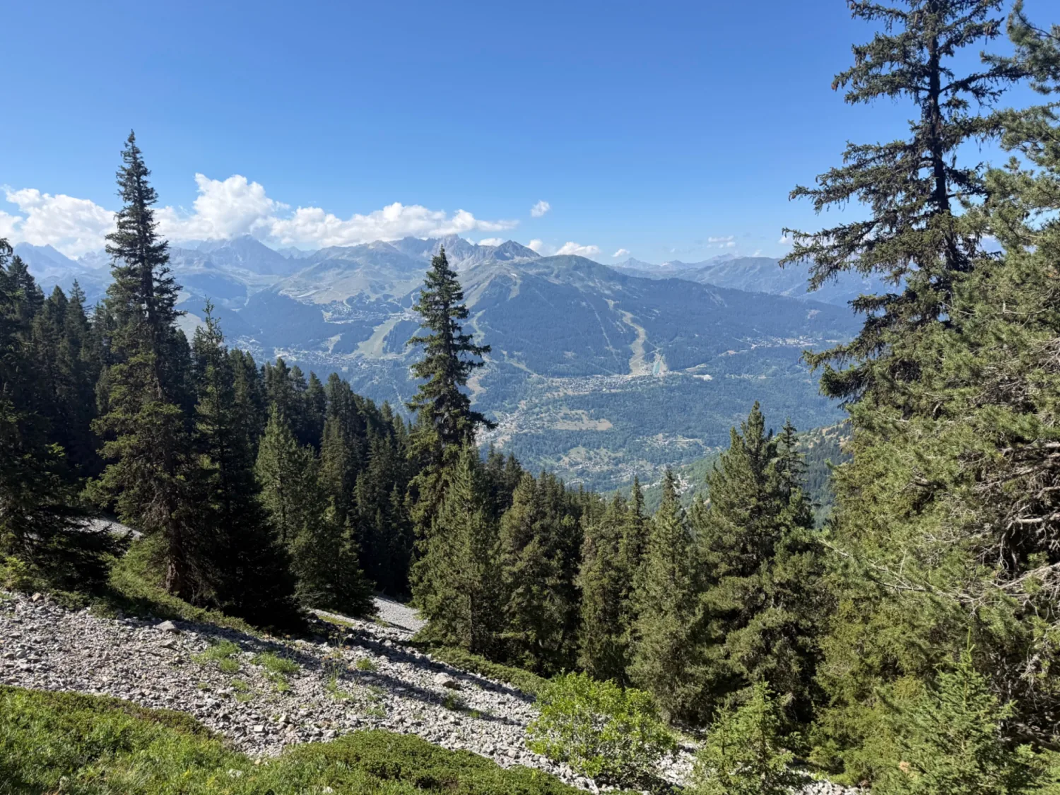 Vue sur la vallée de Bozel et les montagnes depuis le sentier de la Croix de la Porcière
