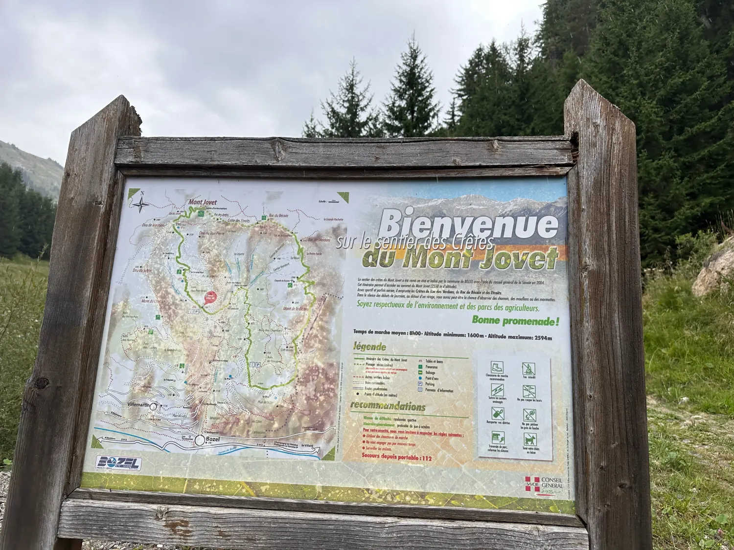 Trailhead board for the Mont Jovet ridge path showing an average walking time of 8 hours