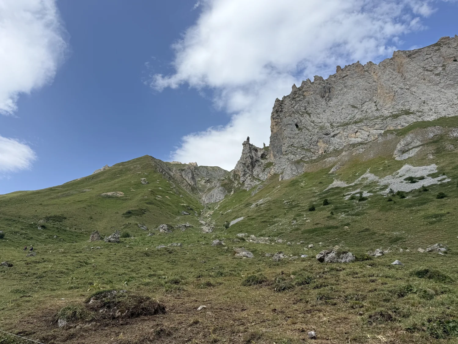 Falaises calcaires déchiquetées et pentes herbeuses dans la combe sous le Petit Mont Blanc, vallée des Avals
