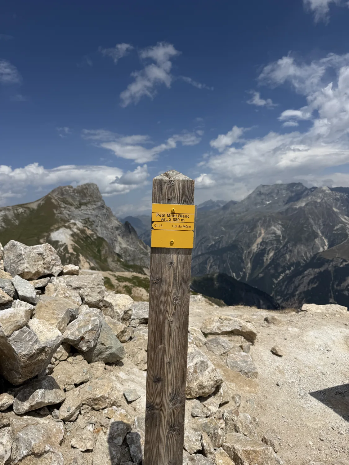 Panneau sommital du Petit Mont Blanc indiquant l'altitude 2 680 m et le Col du Mône à 15 minutes
