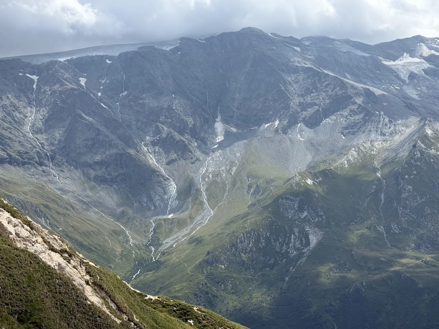 Hauts sommets, névés et torrents du massif de la Vanoise vus depuis les pentes du Petit Mont Blanc