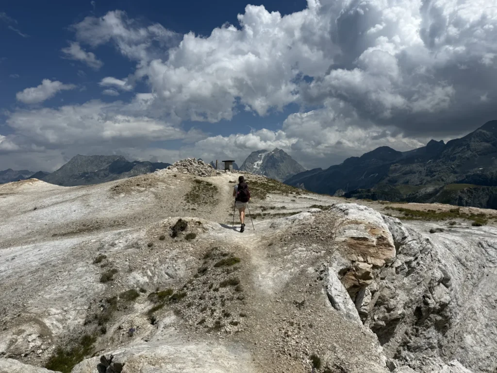 Randonneuse sur la croupe de gypse blanc du Petit Mont Blanc face à la Grande Casse enneigée
