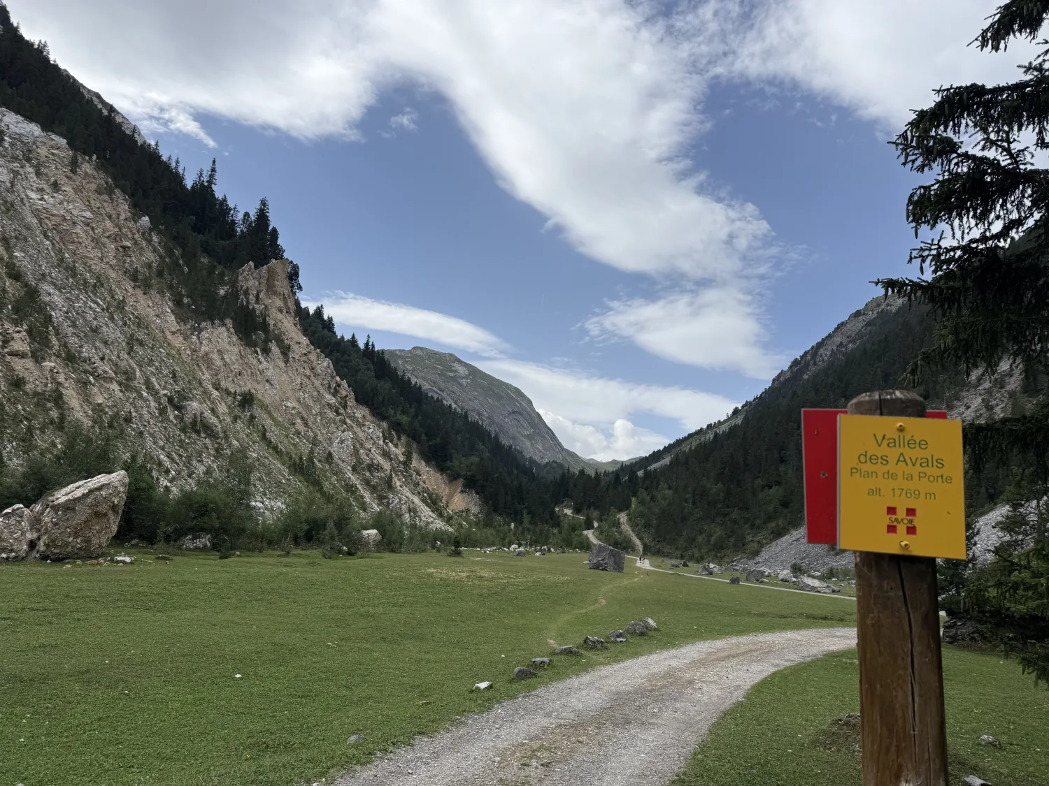 Panneau Vallée des Avals Plan de la Porte 1769 m au départ de la randonnée du Petit Mont Blanc, Courchevel